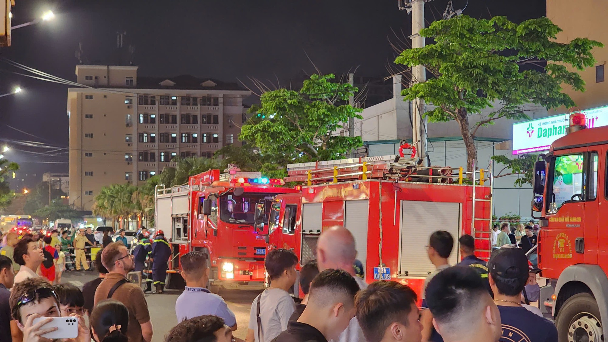 Cháy tại tầng 4 chung cư Mường Thanh, náo loạn tuyến phố du lịch- Ảnh 2. Cháy tại tầng 4 chung cư Mường Thanh, náo loạn tuyến phố du lịch- Ảnh 2.