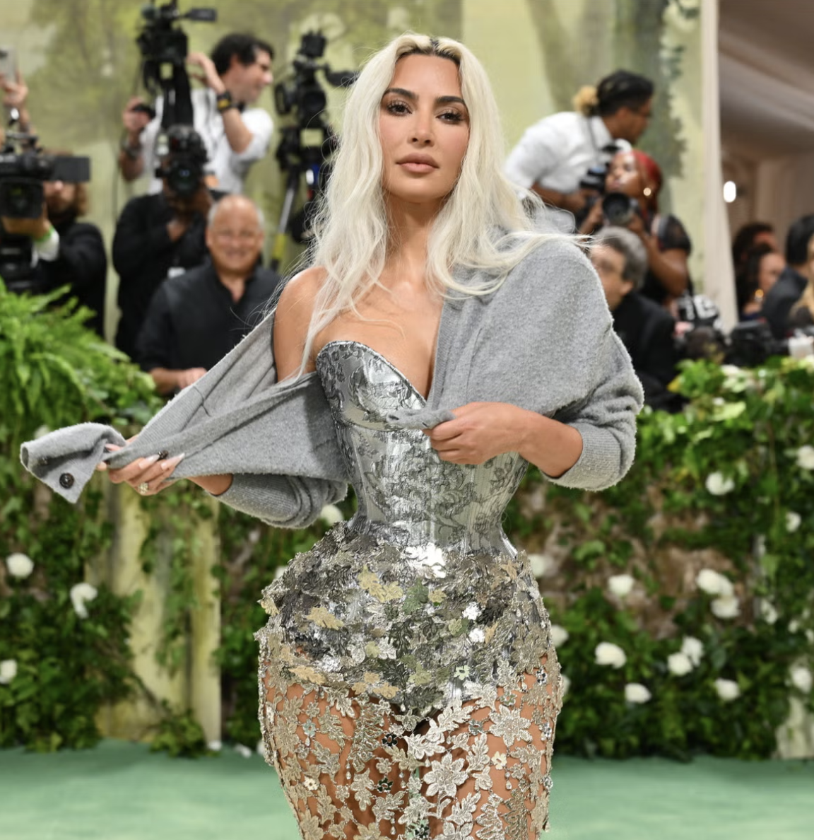 Dấu ấn kinh hoàng Kim Kardashian phải chịu để có vòng eo nhỏ vô thực: Dấu ấn kinh hoàng Kim Kardashian phải chịu để có vòng eo nhỏ vô thực: