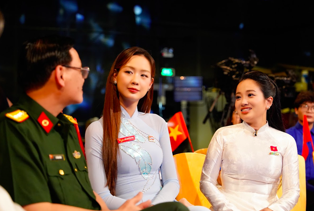 Bà xã NSƯT Quốc Cơ - MC Hồng Phượng hội ngộ cùng Hoa hậu Bảo Ngọc trong chương trình mừng đại lễ 30/4 - Ảnh 3. Bà xã NSƯT Quốc Cơ - MC Hồng Phượng hội ngộ cùng Hoa hậu Bảo Ngọc trong chương trình mừng đại lễ 30/4 - Ảnh 3.