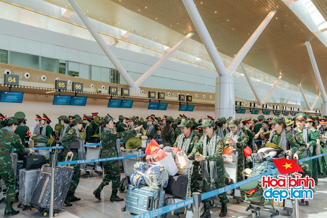 Cảnh tượng hiếm có ở sân bay Tân Sơn Nhất: Một màu xanh đồng loạt khiến ai cũng ngoái nhìn! - Ảnh 15. Cảnh tượng hiếm có ở sân bay Tân Sơn Nhất: Một màu xanh đồng loạt khiến ai cũng ngoái nhìn! - Ảnh 15.