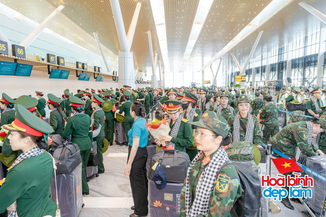 Cảnh tượng hiếm có ở sân bay Tân Sơn Nhất: Một màu xanh đồng loạt khiến ai cũng ngoái nhìn! - Ảnh 14. Cảnh tượng hiếm có ở sân bay Tân Sơn Nhất: Một màu xanh đồng loạt khiến ai cũng ngoái nhìn! - Ảnh 14.