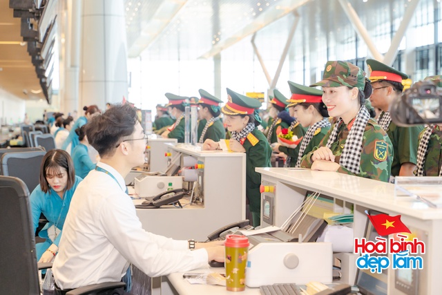 Cảnh tượng hiếm có ở sân bay Tân Sơn Nhất: Một màu xanh đồng loạt khiến ai cũng ngoái nhìn! - Ảnh 19. Cảnh tượng hiếm có ở sân bay Tân Sơn Nhất: Một màu xanh đồng loạt khiến ai cũng ngoái nhìn! - Ảnh 19.