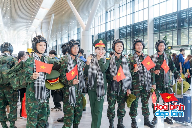 Cảnh tượng hiếm có ở sân bay Tân Sơn Nhất: Một màu xanh đồng loạt khiến ai cũng ngoái nhìn! - Ảnh 12. Cảnh tượng hiếm có ở sân bay Tân Sơn Nhất: Một màu xanh đồng loạt khiến ai cũng ngoái nhìn! - Ảnh 12.