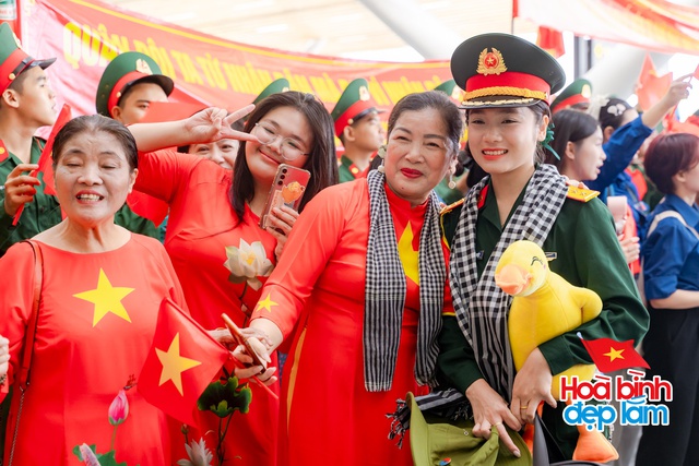 Cảnh tượng hiếm có ở sân bay Tân Sơn Nhất: Một màu xanh đồng loạt khiến ai cũng ngoái nhìn! - Ảnh 17. Cảnh tượng hiếm có ở sân bay Tân Sơn Nhất: Một màu xanh đồng loạt khiến ai cũng ngoái nhìn! - Ảnh 17.