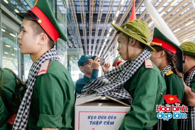 Cảnh tượng hiếm có ở sân bay Tân Sơn Nhất: Một màu xanh đồng loạt khiến ai cũng ngoái nhìn! - Ảnh 18. Cảnh tượng hiếm có ở sân bay Tân Sơn Nhất: Một màu xanh đồng loạt khiến ai cũng ngoái nhìn! - Ảnh 18.