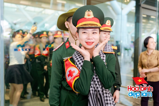 Cảnh tượng hiếm có ở sân bay Tân Sơn Nhất: Một màu xanh đồng loạt khiến ai cũng ngoái nhìn! - Ảnh 11. Cảnh tượng hiếm có ở sân bay Tân Sơn Nhất: Một màu xanh đồng loạt khiến ai cũng ngoái nhìn! - Ảnh 11.