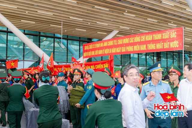 Cảnh tượng hiếm có ở sân bay Tân Sơn Nhất: Một màu xanh đồng loạt khiến ai cũng ngoái nhìn! - Ảnh 16. Cảnh tượng hiếm có ở sân bay Tân Sơn Nhất: Một màu xanh đồng loạt khiến ai cũng ngoái nhìn! - Ảnh 16.