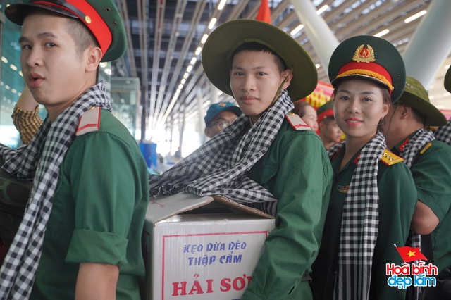Cảnh tượng hiếm có ở sân bay Tân Sơn Nhất: Một màu xanh đồng loạt khiến ai cũng ngoái nhìn! - Ảnh 5. Cảnh tượng hiếm có ở sân bay Tân Sơn Nhất: Một màu xanh đồng loạt khiến ai cũng ngoái nhìn! - Ảnh 5.