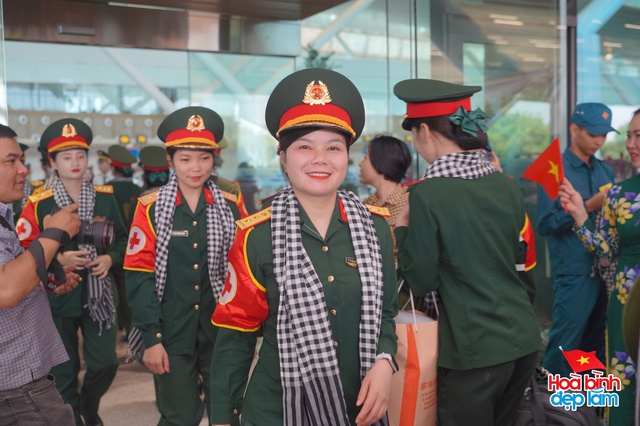 Cảnh tượng hiếm có ở sân bay Tân Sơn Nhất: Một màu xanh đồng loạt khiến ai cũng ngoái nhìn! - Ảnh 10. Cảnh tượng hiếm có ở sân bay Tân Sơn Nhất: Một màu xanh đồng loạt khiến ai cũng ngoái nhìn! - Ảnh 10.
