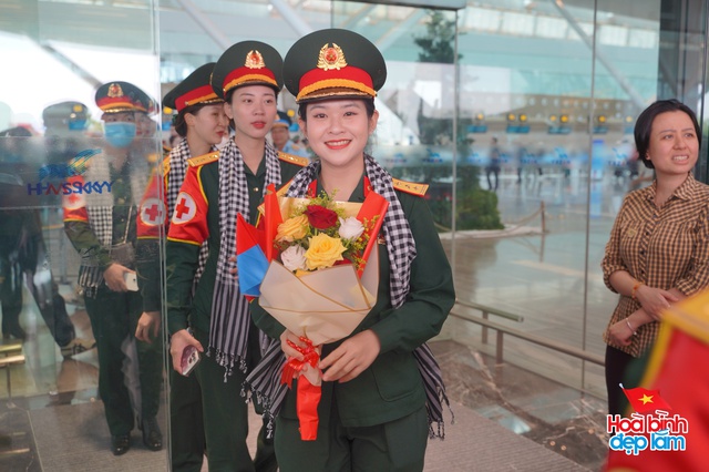 Cảnh tượng hiếm có ở sân bay Tân Sơn Nhất: Một màu xanh đồng loạt khiến ai cũng ngoái nhìn! - Ảnh 9. Cảnh tượng hiếm có ở sân bay Tân Sơn Nhất: Một màu xanh đồng loạt khiến ai cũng ngoái nhìn! - Ảnh 9.