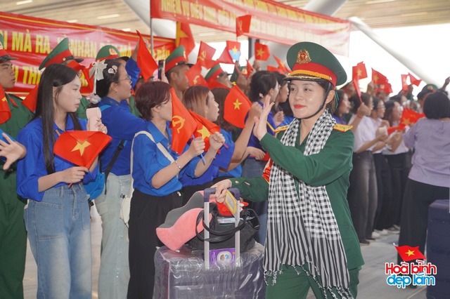 Cảnh tượng hiếm có ở sân bay Tân Sơn Nhất: Một màu xanh đồng loạt khiến ai cũng ngoái nhìn! - Ảnh 3. Cảnh tượng hiếm có ở sân bay Tân Sơn Nhất: Một màu xanh đồng loạt khiến ai cũng ngoái nhìn! - Ảnh 3.
