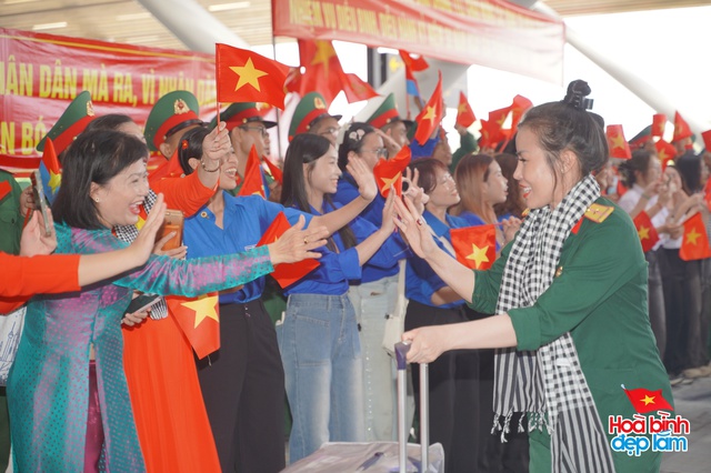 Cảnh tượng hiếm có ở sân bay Tân Sơn Nhất: Một màu xanh đồng loạt khiến ai cũng ngoái nhìn! - Ảnh 2. Cảnh tượng hiếm có ở sân bay Tân Sơn Nhất: Một màu xanh đồng loạt khiến ai cũng ngoái nhìn! - Ảnh 2.
