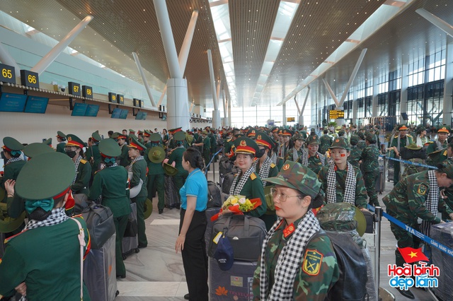 Cảnh tượng hiếm có ở sân bay Tân Sơn Nhất: Một màu xanh đồng loạt khiến ai cũng ngoái nhìn! - Ảnh 1. Cảnh tượng hiếm có ở sân bay Tân Sơn Nhất: Một màu xanh đồng loạt khiến ai cũng ngoái nhìn! - Ảnh 1.