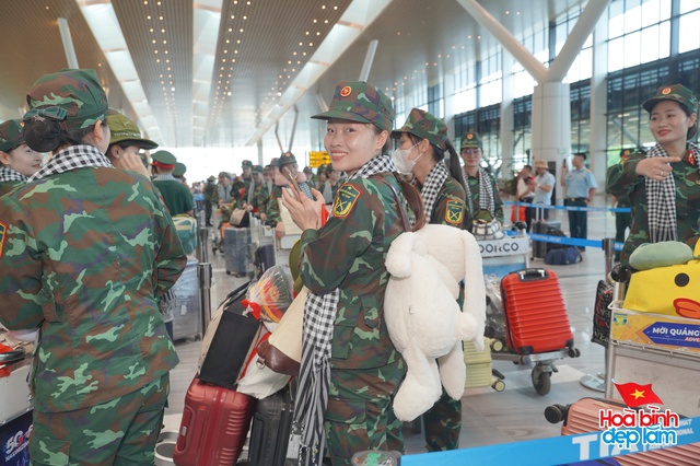 Cảnh tượng hiếm có ở sân bay Tân Sơn Nhất: Một màu xanh đồng loạt khiến ai cũng ngoái nhìn! - Ảnh 8. Cảnh tượng hiếm có ở sân bay Tân Sơn Nhất: Một màu xanh đồng loạt khiến ai cũng ngoái nhìn! - Ảnh 8.