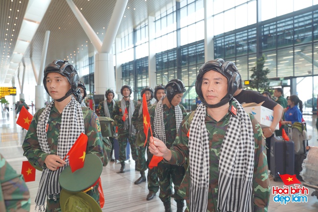 Cảnh tượng hiếm có ở sân bay Tân Sơn Nhất: Một màu xanh đồng loạt khiến ai cũng ngoái nhìn! - Ảnh 6. Cảnh tượng hiếm có ở sân bay Tân Sơn Nhất: Một màu xanh đồng loạt khiến ai cũng ngoái nhìn! - Ảnh 6.