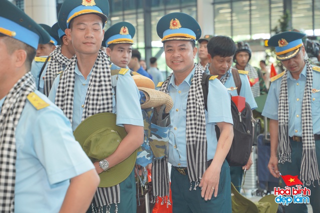 Cảnh tượng hiếm có ở sân bay Tân Sơn Nhất: Một màu xanh đồng loạt khiến ai cũng ngoái nhìn! - Ảnh 4. Cảnh tượng hiếm có ở sân bay Tân Sơn Nhất: Một màu xanh đồng loạt khiến ai cũng ngoái nhìn! - Ảnh 4.