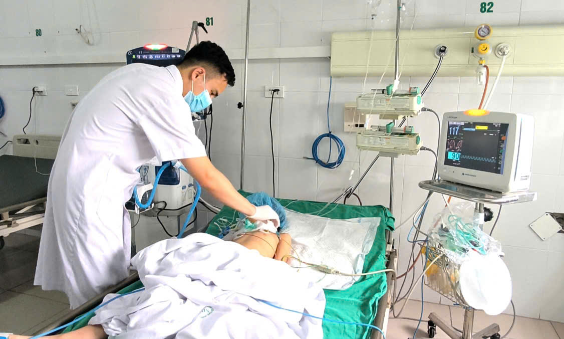 Vết thương nhỏ khi vui chơi khiến bé gái nguy kịch- Ảnh 1. Vết thương nhỏ khi vui chơi khiến bé gái nguy kịch- Ảnh 1.