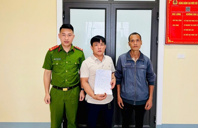 Nhặt được nhẫn vàng gắn đá quý trong túi rác - Ảnh 1. Nhặt được nhẫn vàng gắn đá quý trong túi rác - Ảnh 1.