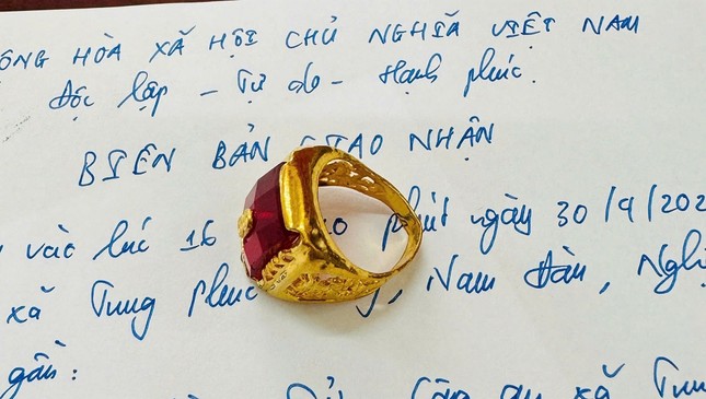 Nhặt được nhẫn vàng gắn đá quý trong túi rác - Ảnh 2. Nhặt được nhẫn vàng gắn đá quý trong túi rác - Ảnh 2.