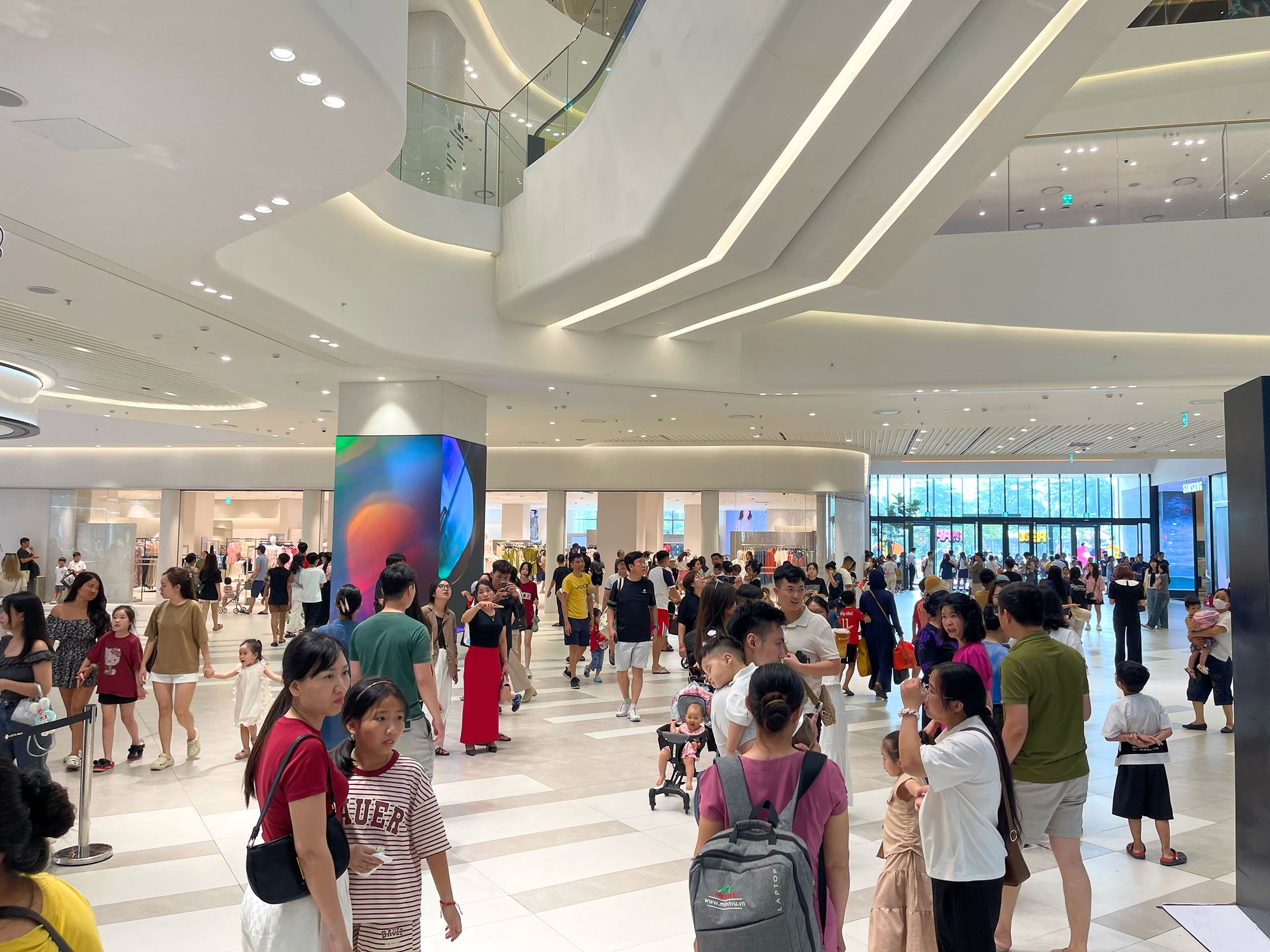Hà Nội: Người dân đổ đến các Trung tâm Thương mại để tránh nắng 33°C trong kỳ nghỉ lễ 30/4 - 1/5 - Ảnh 1. Hà Nội: Người dân đổ đến các Trung tâm Thương mại để tránh nắng 33°C trong kỳ nghỉ lễ 30/4 - 1/5 - Ảnh 1.