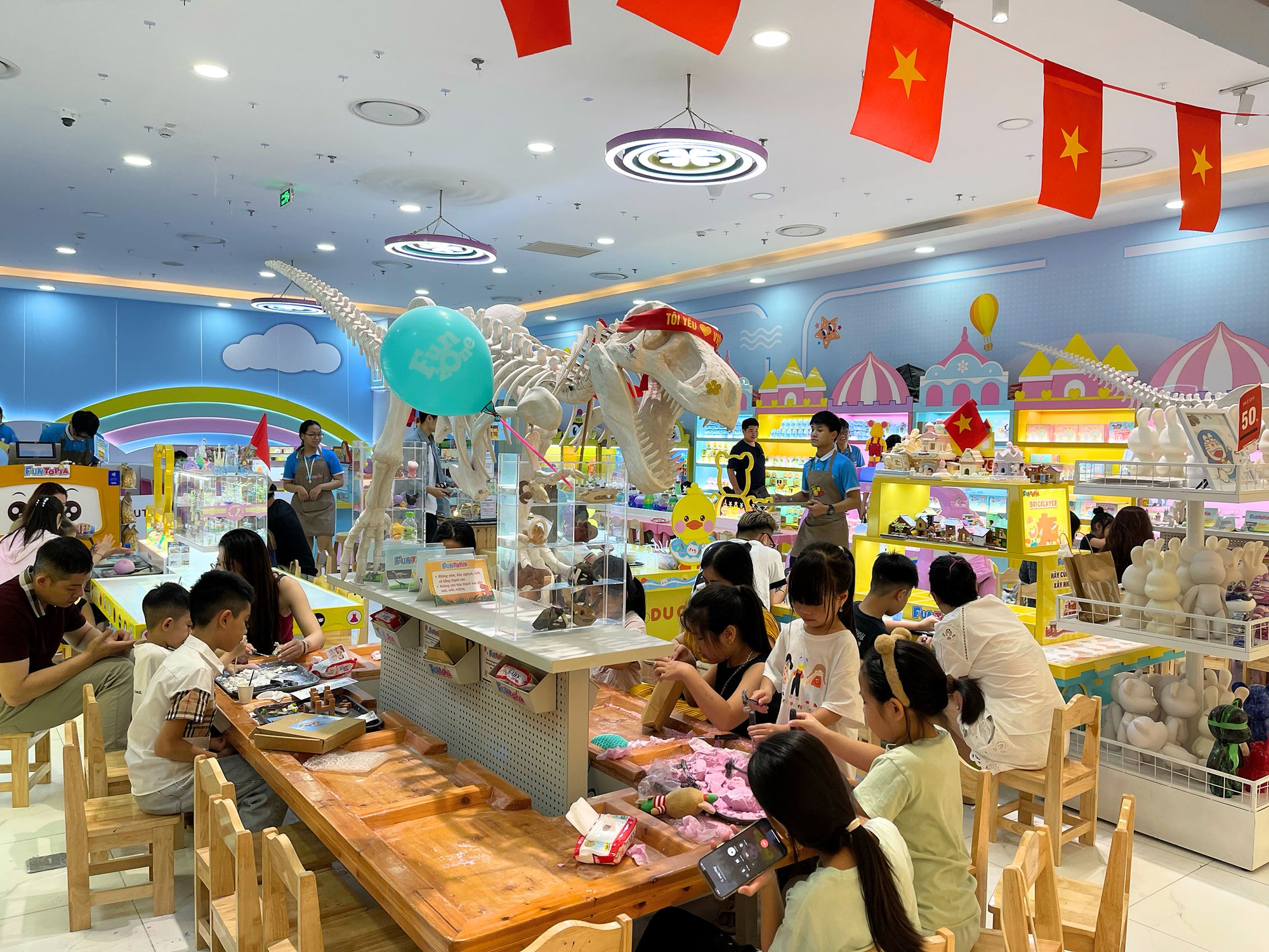 Hà Nội: Người dân đổ đến các Trung tâm Thương mại để tránh nắng 33°C trong kỳ nghỉ lễ 30/4 - 1/5 - Ảnh 3. Hà Nội: Người dân đổ đến các Trung tâm Thương mại để tránh nắng 33°C trong kỳ nghỉ lễ 30/4 - 1/5 - Ảnh 3.