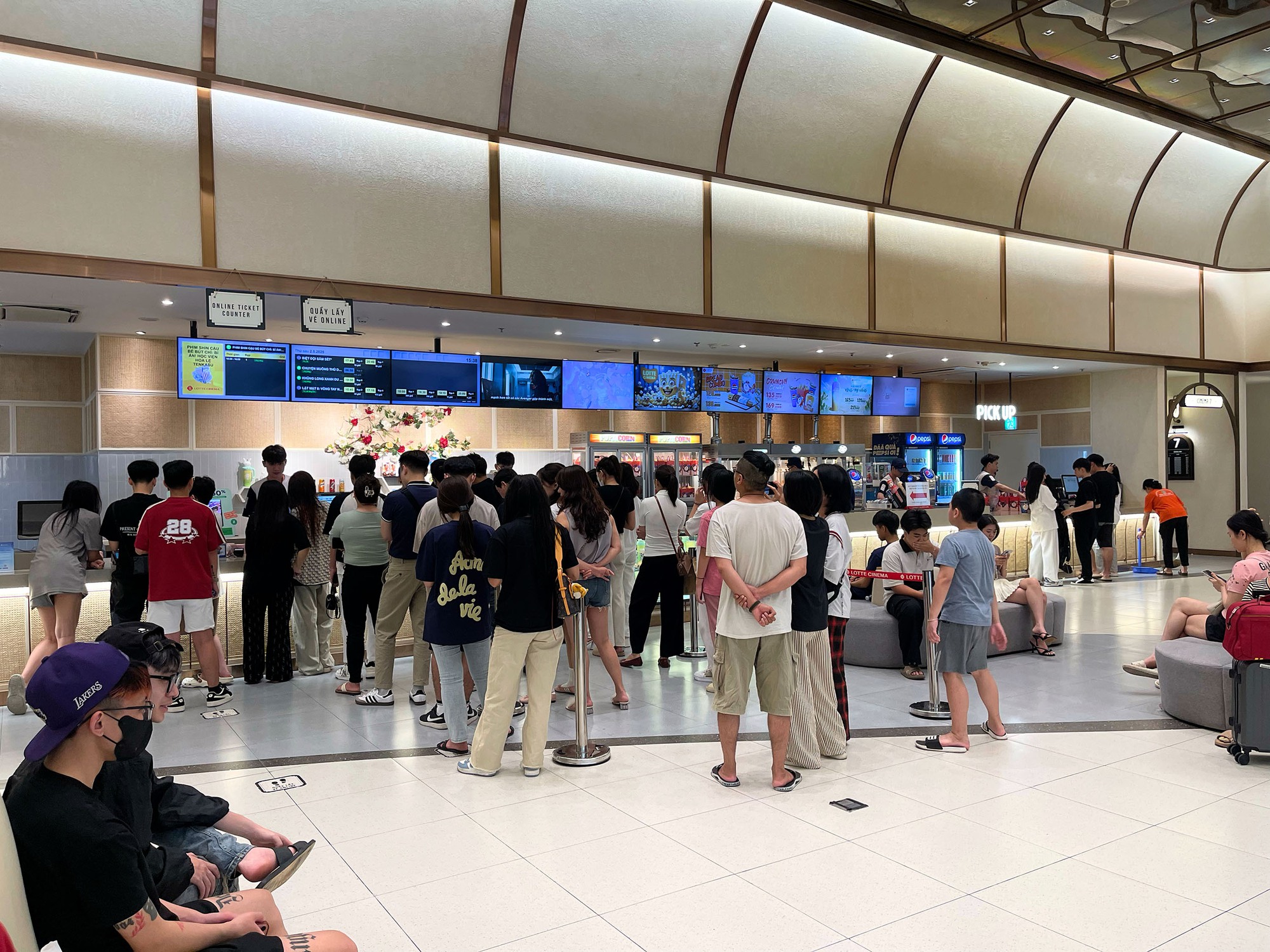Hà Nội: Người dân đổ đến các Trung tâm Thương mại để tránh nắng 33°C trong kỳ nghỉ lễ 30/4 - 1/5 - Ảnh 9. Hà Nội: Người dân đổ đến các Trung tâm Thương mại để tránh nắng 33°C trong kỳ nghỉ lễ 30/4 - 1/5 - Ảnh 9.