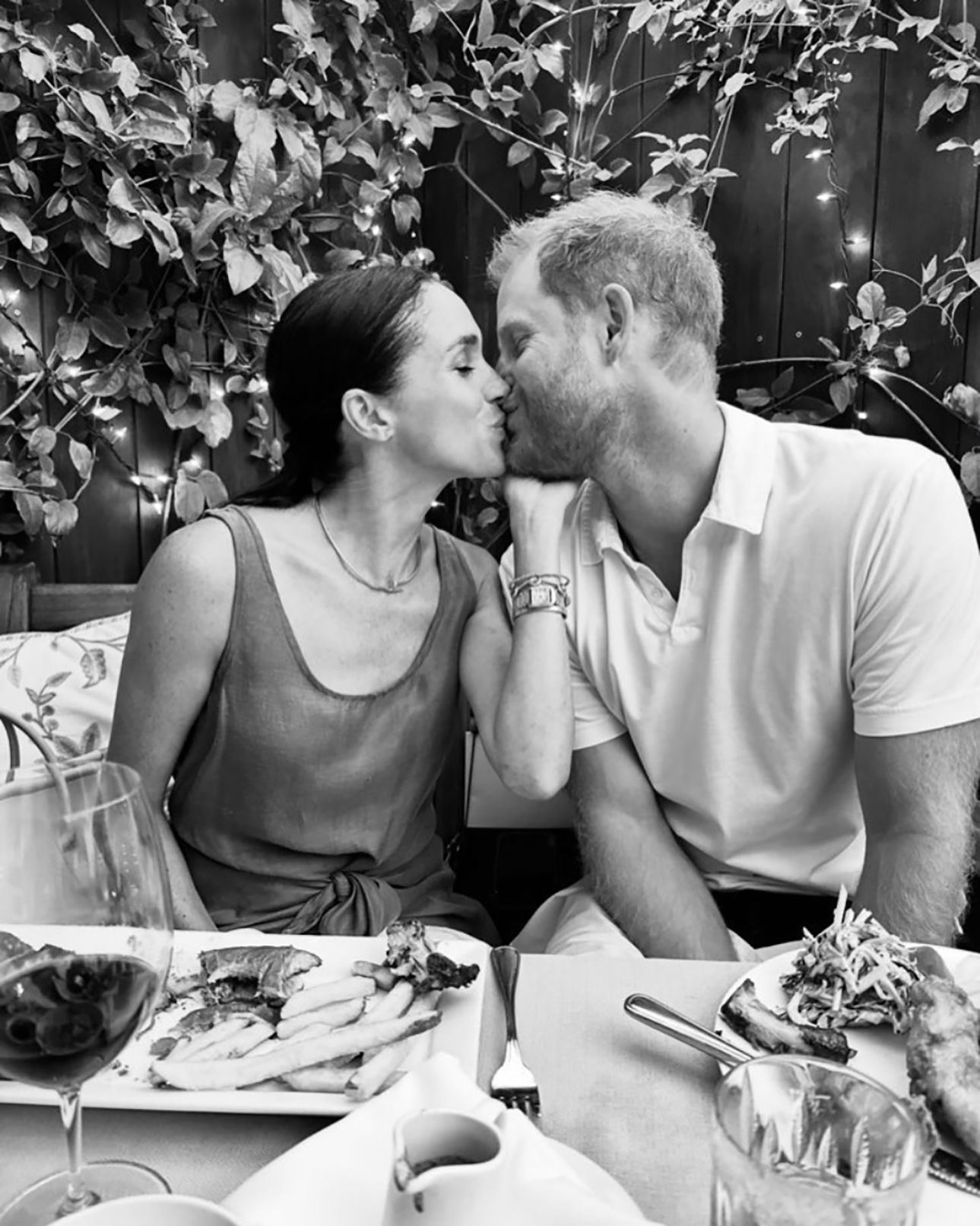 Meghan Markle trải lòng về cuộc sống hoàng gia đầy sóng gió và hành trình tìm lại chính mình- Ảnh 2. Meghan Markle trải lòng về cuộc sống hoàng gia đầy sóng gió và hành trình tìm lại chính mình- Ảnh 2.