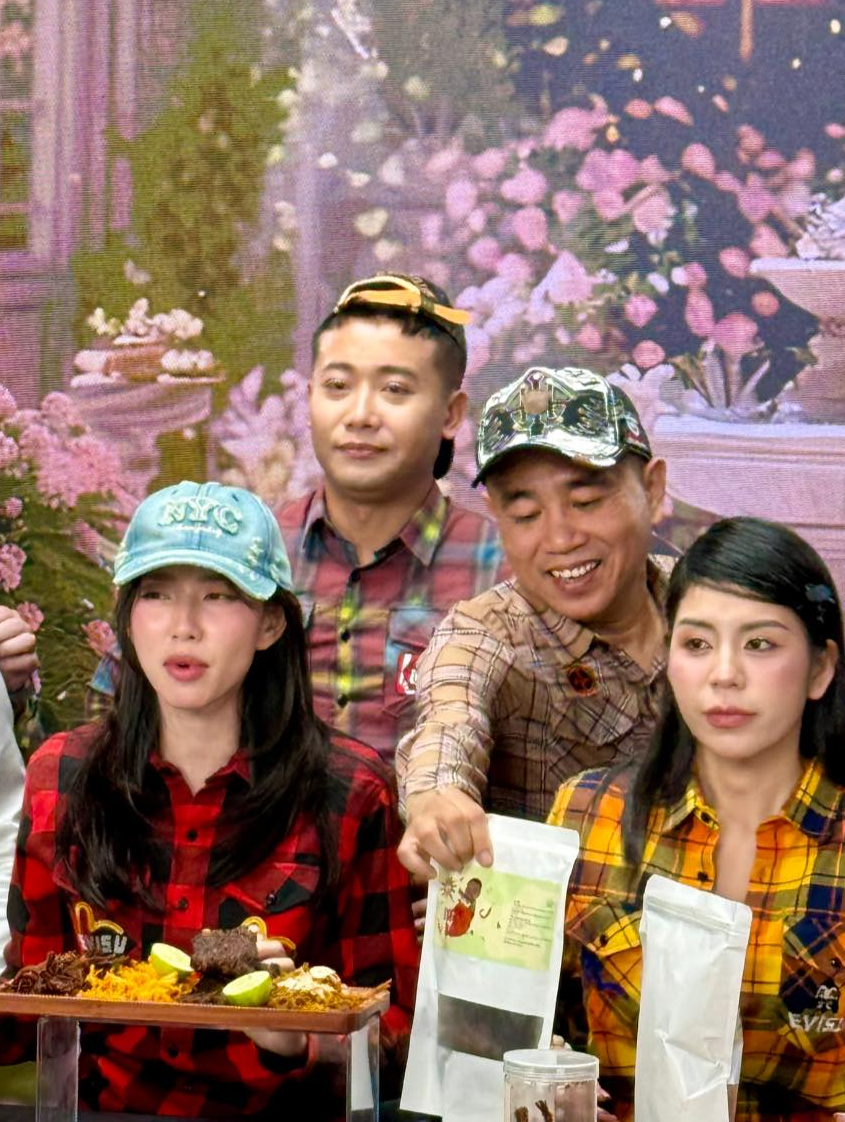 Người tham gia đóng quảng cáo, bán kẹo rau KERA chung team Quang Linh Vlogs, Thuỳ Tiên đang “ở ẩn”- Ảnh 3. Người tham gia đóng quảng cáo, bán kẹo rau KERA chung team Quang Linh Vlogs, Thuỳ Tiên đang “ở ẩn”- Ảnh 3.