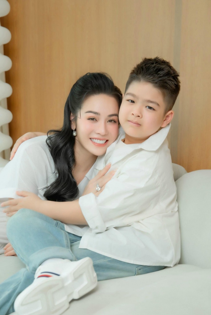 Cuộc sống của nữ nghệ sĩ sống trong biệt thự 500m2 tại quận Bình Tân, 40 tuổi sinh con, không lấy chồng - Ảnh 1. Cuộc sống của nữ nghệ sĩ sống trong biệt thự 500m2 tại quận Bình Tân, 40 tuổi sinh con, không lấy chồng - Ảnh 1.