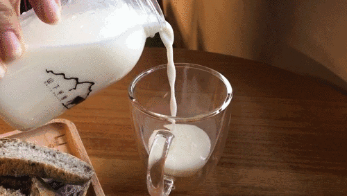 Cho trẻ uống sữa: 3 điều cha mẹ cần biết để con không bị thiếu máu, thiếu chất, ảnh hưởng đường ruột- Ảnh 1. Cho trẻ uống sữa: 3 điều cha mẹ cần biết để con không bị thiếu máu, thiếu chất, ảnh hưởng đường ruột- Ảnh 1.