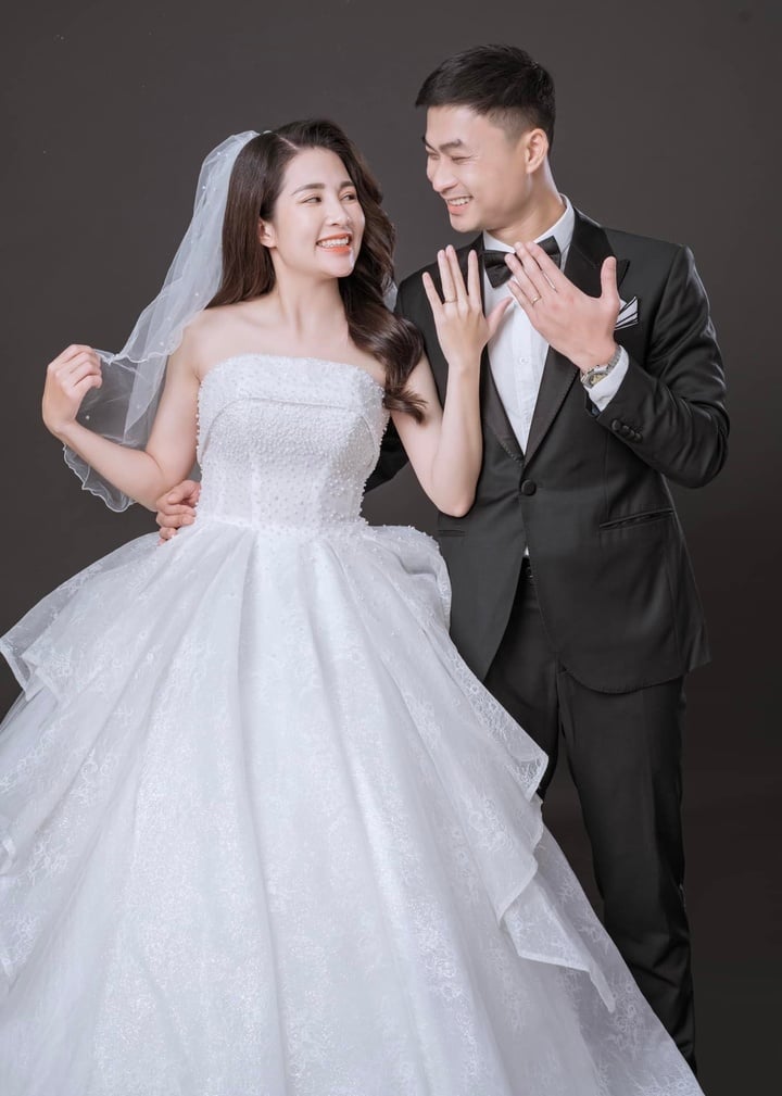 Hôn nhân kín tiếng với vợ đẹp như hoa hậu của diễn viên chuyên vai giang hồ - Ảnh 2. Hôn nhân kín tiếng với vợ đẹp như hoa hậu của diễn viên chuyên vai giang hồ - Ảnh 2.