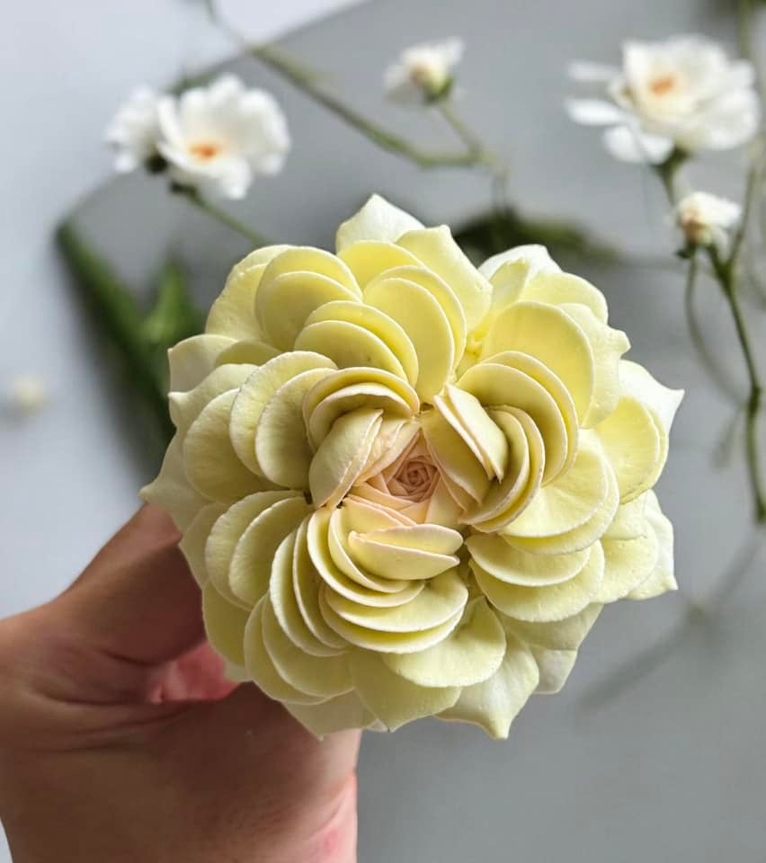 Chàng trai TP.HCM làm hoa bằng kem 'thật còn hơn cả hoa thật' - Ảnh 18. Chàng trai TP.HCM làm hoa bằng kem 'thật còn hơn cả hoa thật' - Ảnh 18.