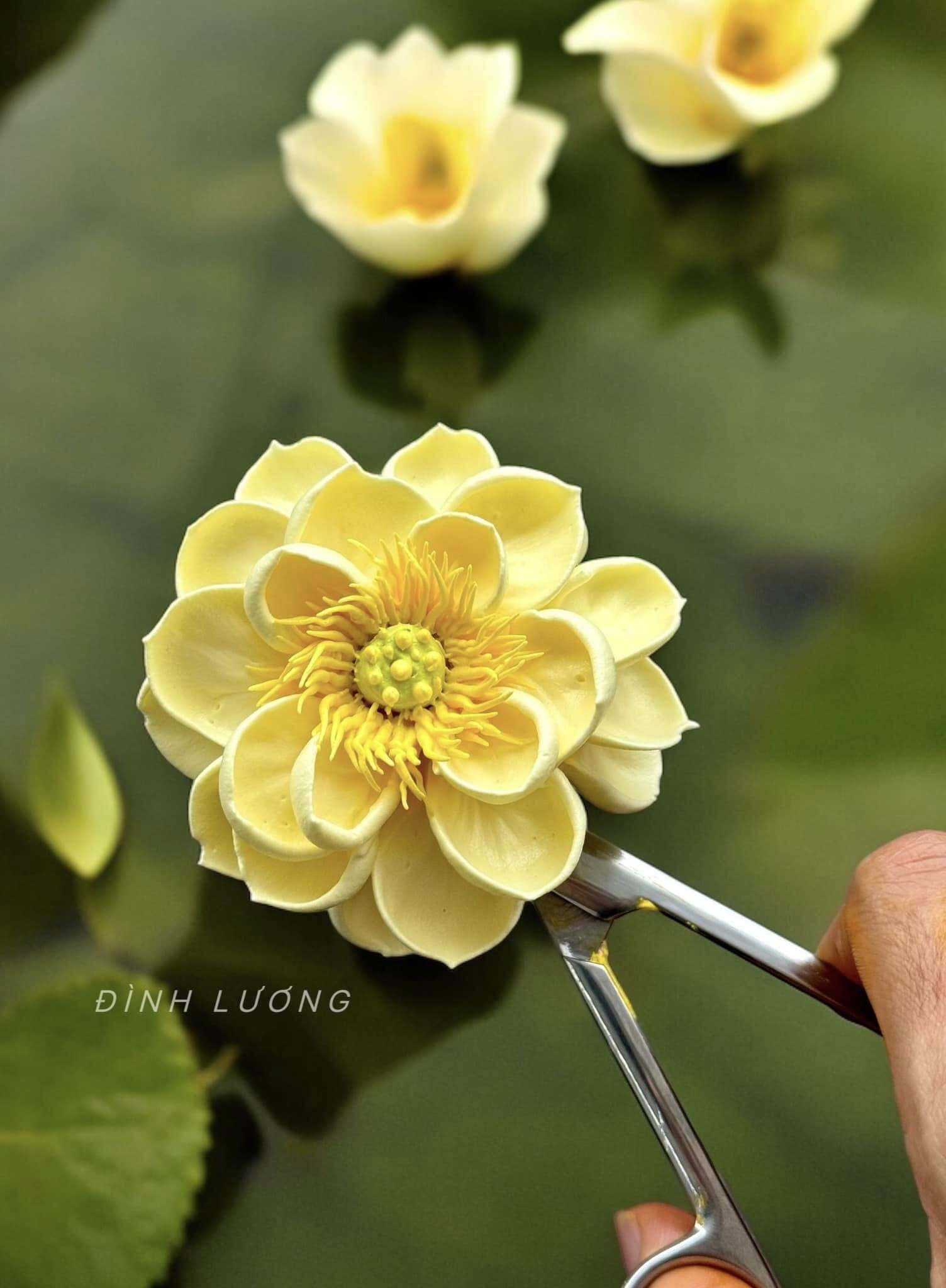 Chàng trai TP.HCM làm hoa bằng kem 'thật còn hơn cả hoa thật' - Ảnh 19. Chàng trai TP.HCM làm hoa bằng kem 'thật còn hơn cả hoa thật' - Ảnh 19.