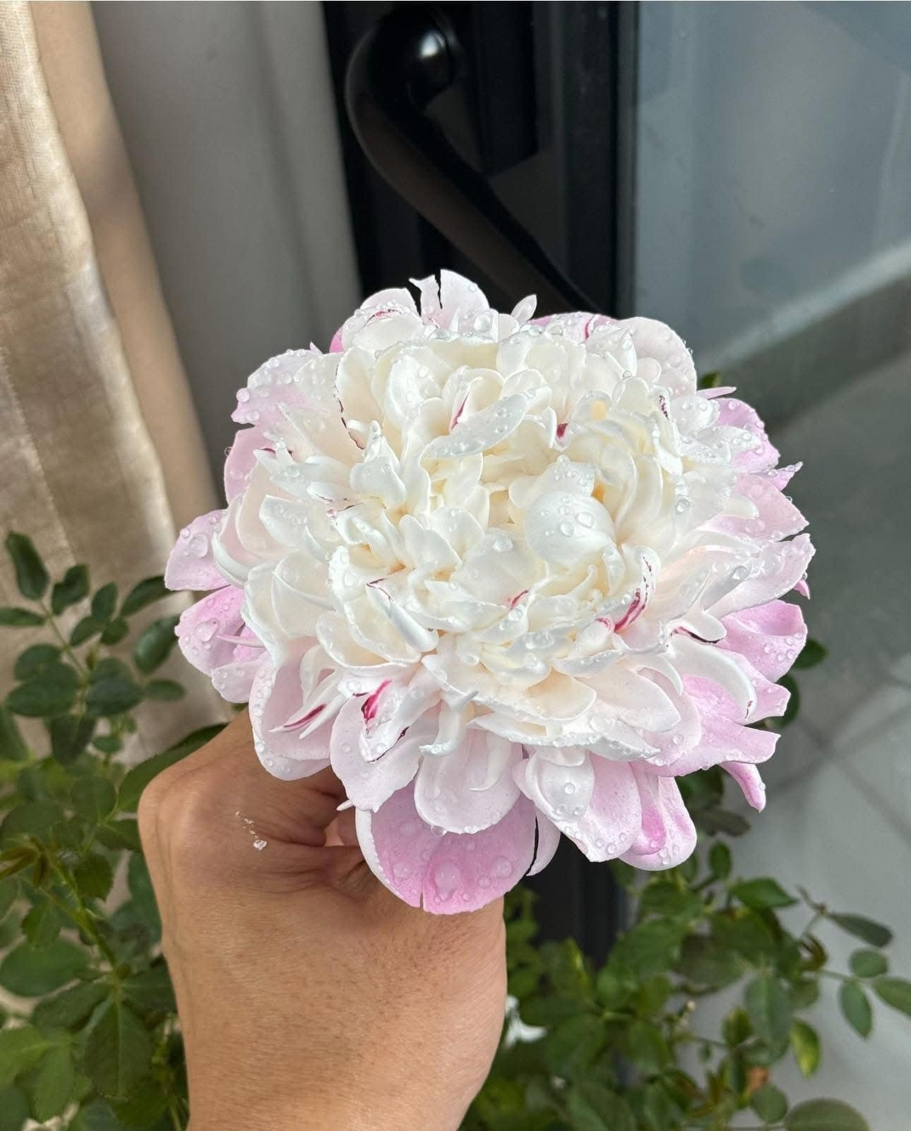 Chàng trai TP.HCM làm hoa bằng kem 'thật còn hơn cả hoa thật' - Ảnh 1. Chàng trai TP.HCM làm hoa bằng kem 'thật còn hơn cả hoa thật' - Ảnh 1.