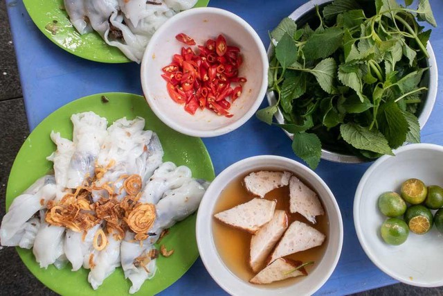 banh-cuon-on-blue-table-1747642987038-17476429873201474265760-1747702033548-1747702033670812643380.jpg
