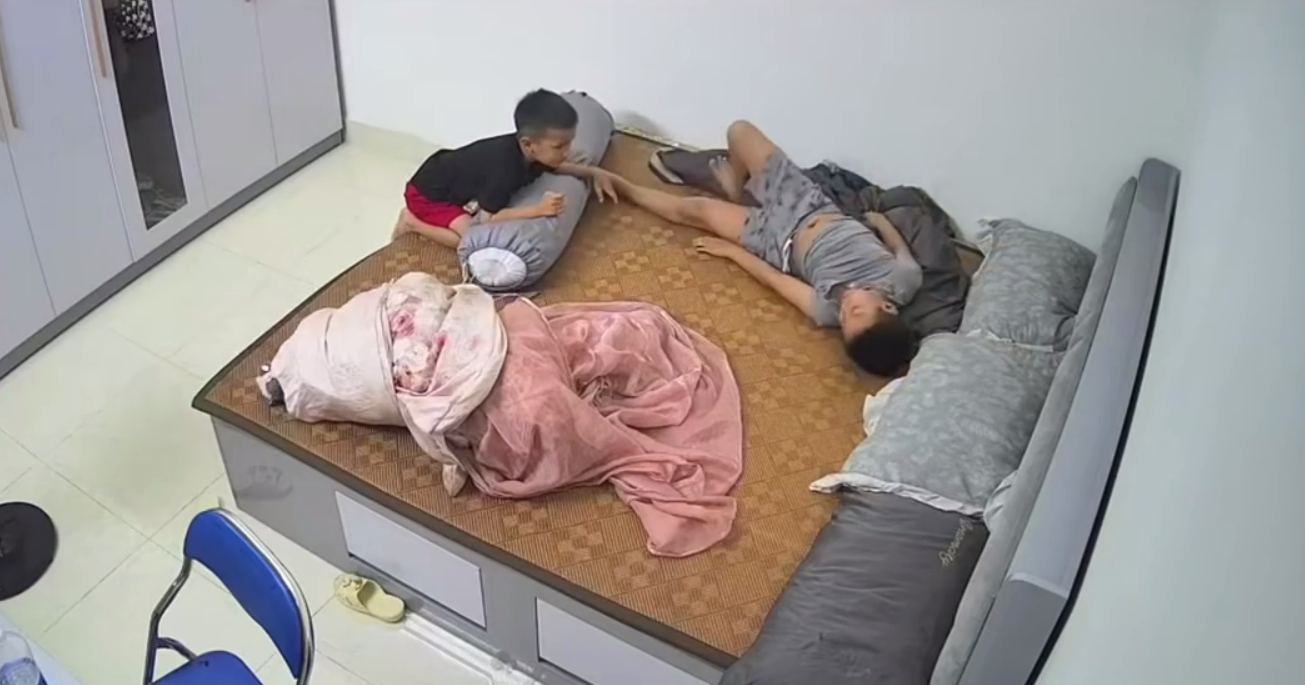 Người mẹ bất tỉnh trong nhà vệ sinh, thoát cơn hiểm nguy nhờ sự thông minh nhanh trí của con trai nhỏ- Ảnh 1. Người mẹ bất tỉnh trong nhà vệ sinh, thoát cơn hiểm nguy nhờ sự thông minh nhanh trí của con trai nhỏ- Ảnh 1.