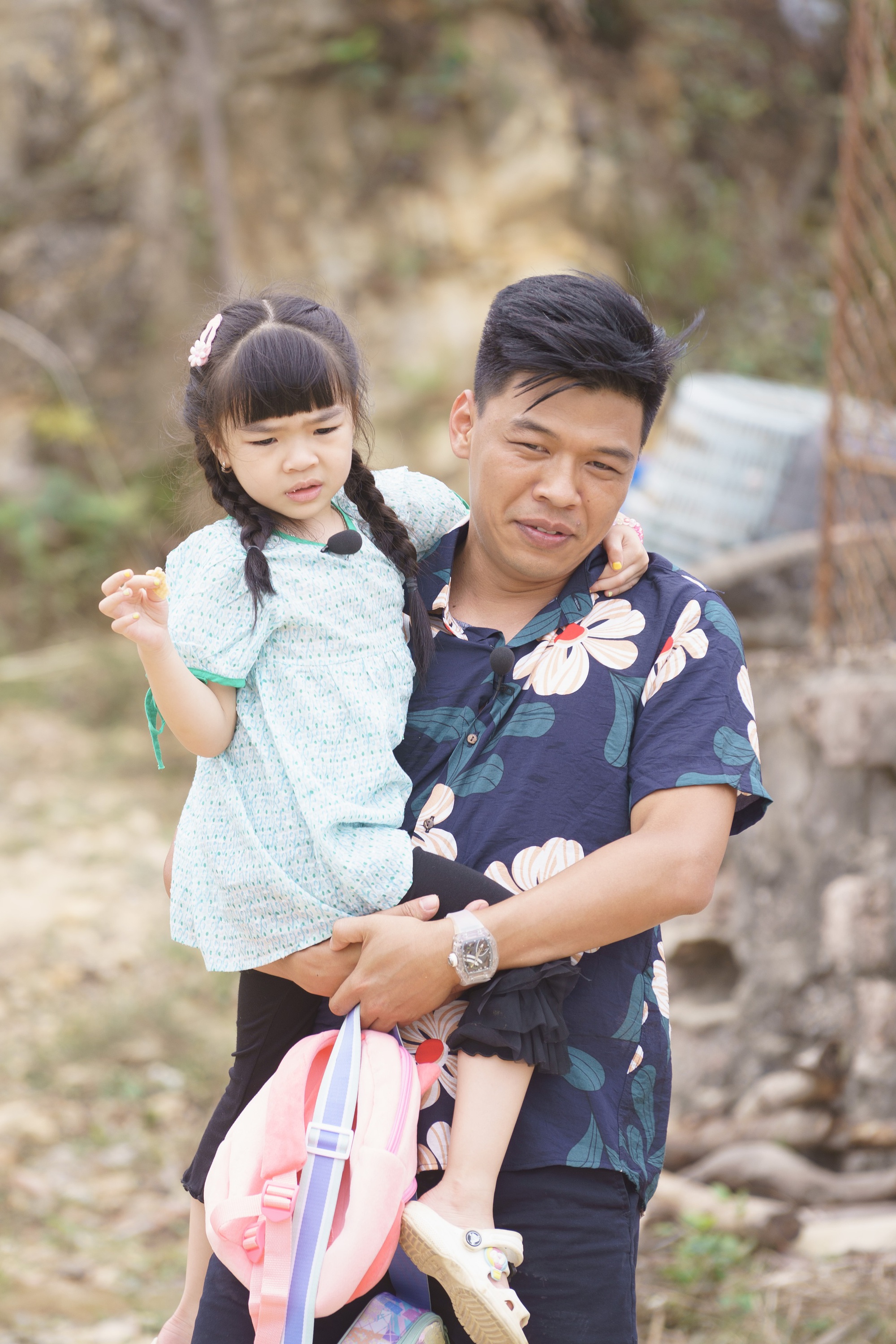 Tập 1 "Bố ơi mình đi đâu thế": Bố Trung Ruồi tỉ mỉ chăm sóc con gái; bé Noah cùng bố Phan Đinh Tùng tái xuất hiện với phong thái đầy tự tin- Ảnh 1. Tập 1 "Bố ơi mình đi đâu thế": Bố Trung Ruồi tỉ mỉ chăm sóc con gái; bé Noah cùng bố Phan Đinh Tùng tái xuất hiện với phong thái đầy tự tin- Ảnh 1.
