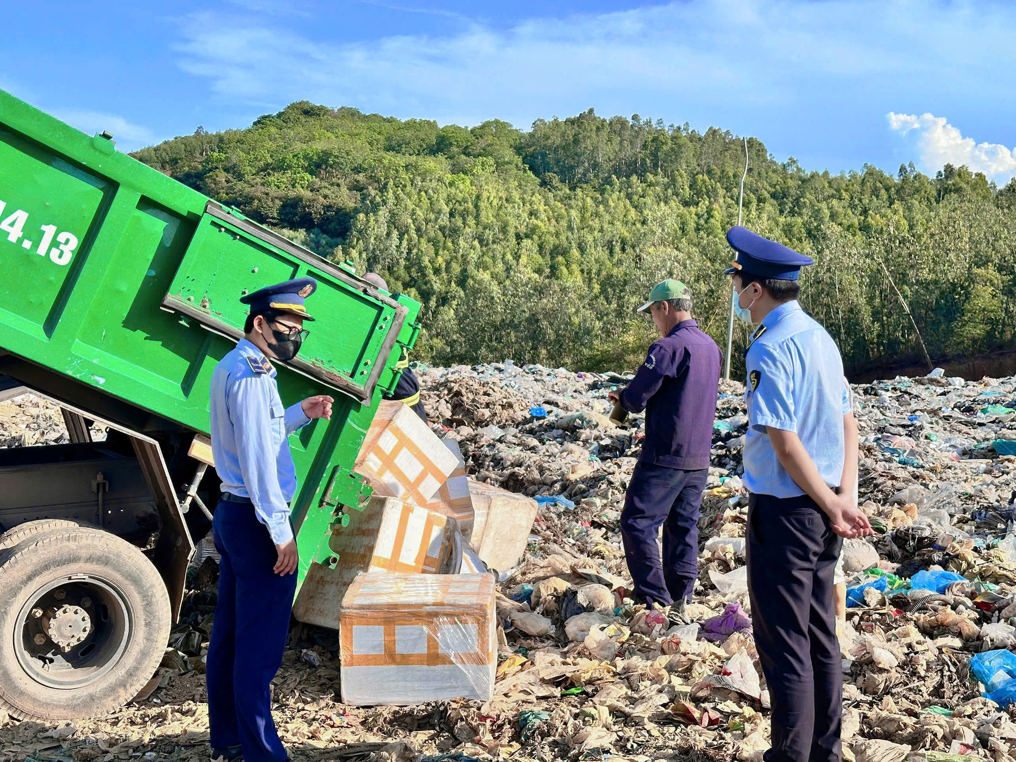 Phát hiện, tiêu hủy 1 tấn chả chay không rõ nguồn gốc, xuất xứ - Ảnh 3. Phát hiện, tiêu hủy 1 tấn chả chay không rõ nguồn gốc, xuất xứ - Ảnh 3.