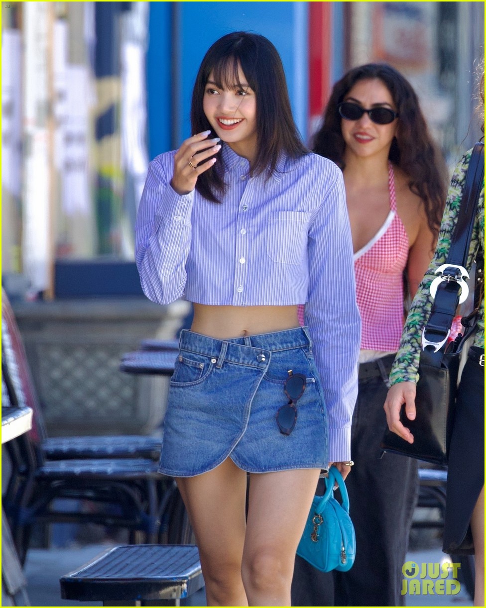 lisa-rosalia-grab-ice-cream-21-1747742660843649610667.jpg