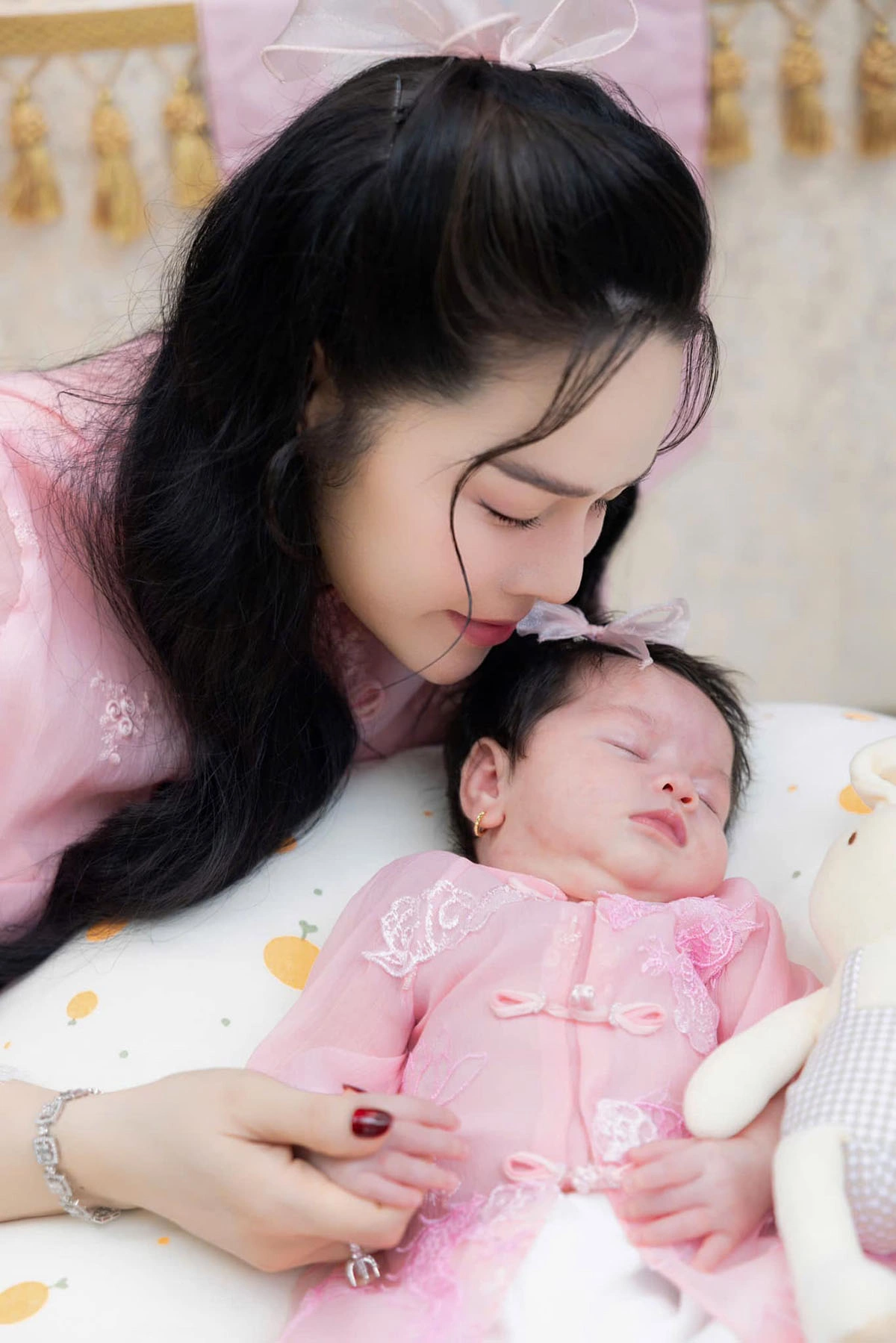 Cuộc sống của nữ nghệ sĩ sống trong biệt thự 500m2 tại quận Bình Tân, 40 tuổi sinh con, không lấy chồng - Ảnh 4. Cuộc sống của nữ nghệ sĩ sống trong biệt thự 500m2 tại quận Bình Tân, 40 tuổi sinh con, không lấy chồng - Ảnh 4.