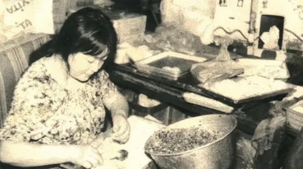 Năm 1977, 1 người phụ nữ tay trắng bị phụ bạc, 20 năm sau, bà khiến chồng cũ "tiếc nuối khôn nguôi": Thành công nhờ 1 quý nhân đặc biệt - Ảnh 2. Năm 1977, 1 người phụ nữ tay trắng bị phụ bạc, 20 năm sau, bà khiến chồng cũ "tiếc nuối khôn nguôi": Thành công nhờ 1 quý nhân đặc biệt - Ảnh 2.