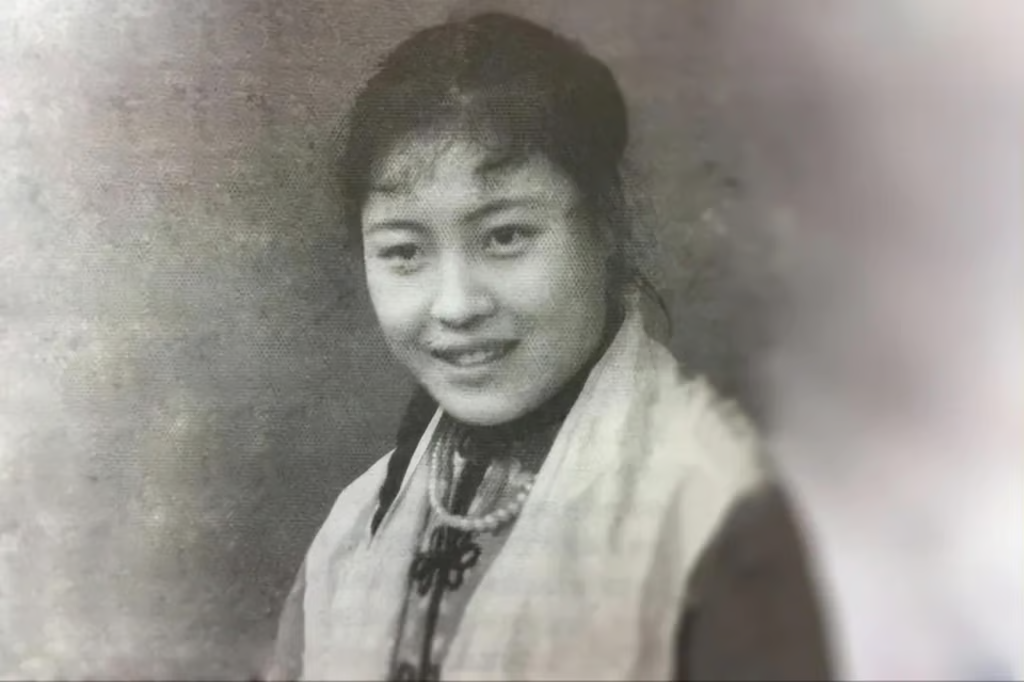 Năm 1977, 1 người phụ nữ tay trắng bị phụ bạc, 20 năm sau, bà khiến chồng cũ "tiếc nuối khôn nguôi": Thành công nhờ 1 quý nhân đặc biệt - Ảnh 1. Năm 1977, 1 người phụ nữ tay trắng bị phụ bạc, 20 năm sau, bà khiến chồng cũ "tiếc nuối khôn nguôi": Thành công nhờ 1 quý nhân đặc biệt - Ảnh 1.