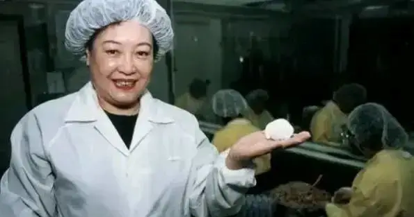 Năm 1977, 1 người phụ nữ tay trắng bị phụ bạc, 20 năm sau, bà khiến chồng cũ "tiếc nuối khôn nguôi": Thành công nhờ 1 quý nhân đặc biệt - Ảnh 3. Năm 1977, 1 người phụ nữ tay trắng bị phụ bạc, 20 năm sau, bà khiến chồng cũ "tiếc nuối khôn nguôi": Thành công nhờ 1 quý nhân đặc biệt - Ảnh 3.