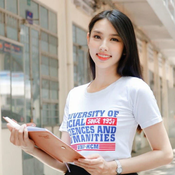 Con đường học vấn đầy tranh cãi của Hoa hậu Thùy Tiên - Ảnh 1. Con đường học vấn đầy tranh cãi của Hoa hậu Thùy Tiên - Ảnh 1.
