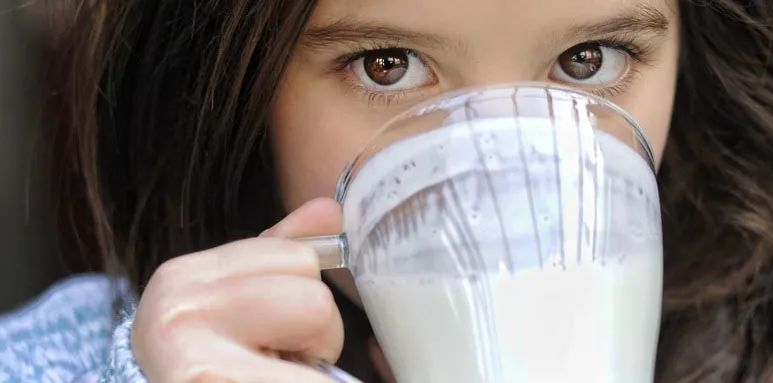 Cho trẻ uống sữa: 3 điều cha mẹ cần biết để con không bị thiếu máu, thiếu chất, ảnh hưởng đường ruột- Ảnh 3. Cho trẻ uống sữa: 3 điều cha mẹ cần biết để con không bị thiếu máu, thiếu chất, ảnh hưởng đường ruột- Ảnh 3.