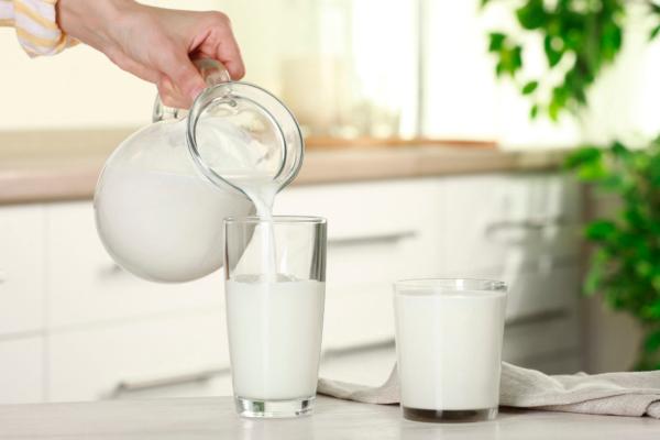 Cho trẻ uống sữa: 3 điều cha mẹ cần biết để con không bị thiếu máu, thiếu chất, ảnh hưởng đường ruột- Ảnh 2. Cho trẻ uống sữa: 3 điều cha mẹ cần biết để con không bị thiếu máu, thiếu chất, ảnh hưởng đường ruột- Ảnh 2.
