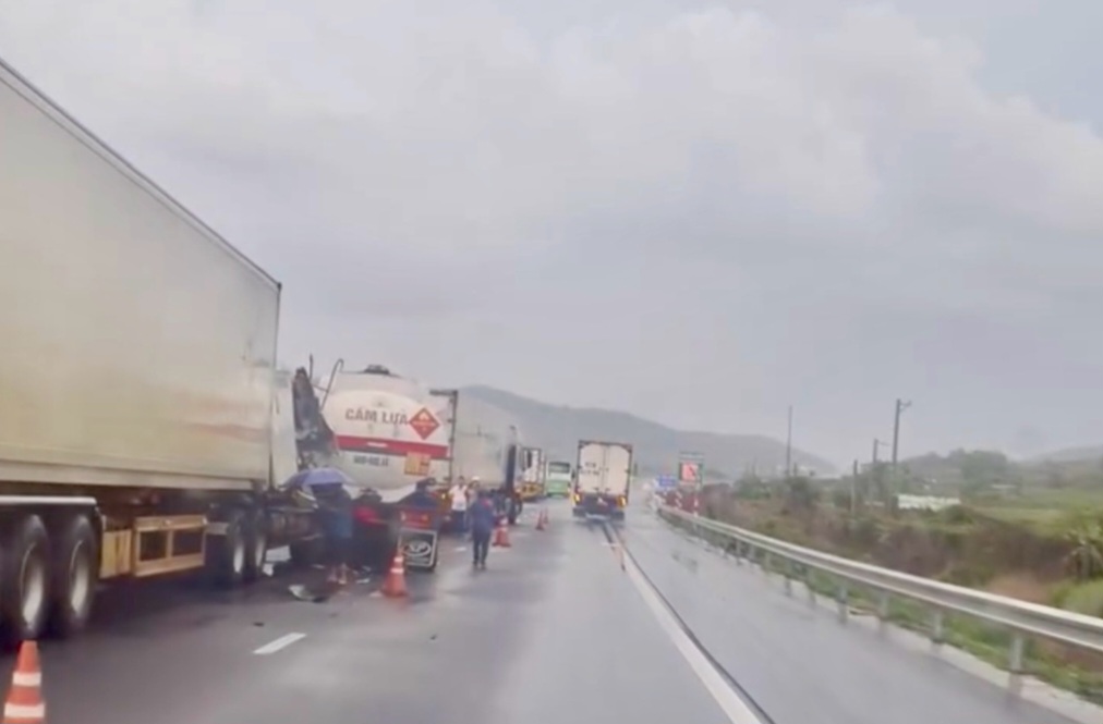 Va chạm liên hoàn 7 ôtô trên tuyến cao tốc Phan Thiết – Dầu Giây- Ảnh 2. Va chạm liên hoàn 7 ôtô trên tuyến cao tốc Phan Thiết – Dầu Giây- Ảnh 2.