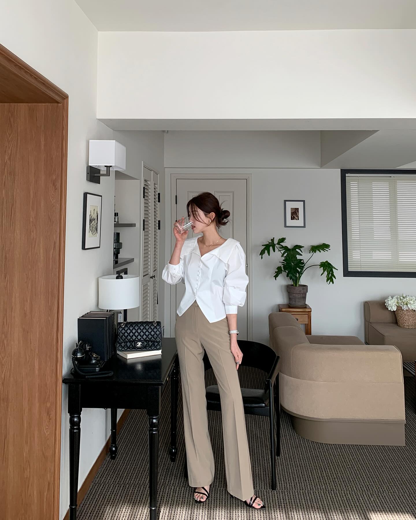 Quần dài màu trà sữa: Trẻ hơn quần đen, sang hơn quần trắng và ai cũng có thể mặc đẹp - Ảnh 10. Quần dài màu trà sữa: Trẻ hơn quần đen, sang hơn quần trắng và ai cũng có thể mặc đẹp - Ảnh 10.