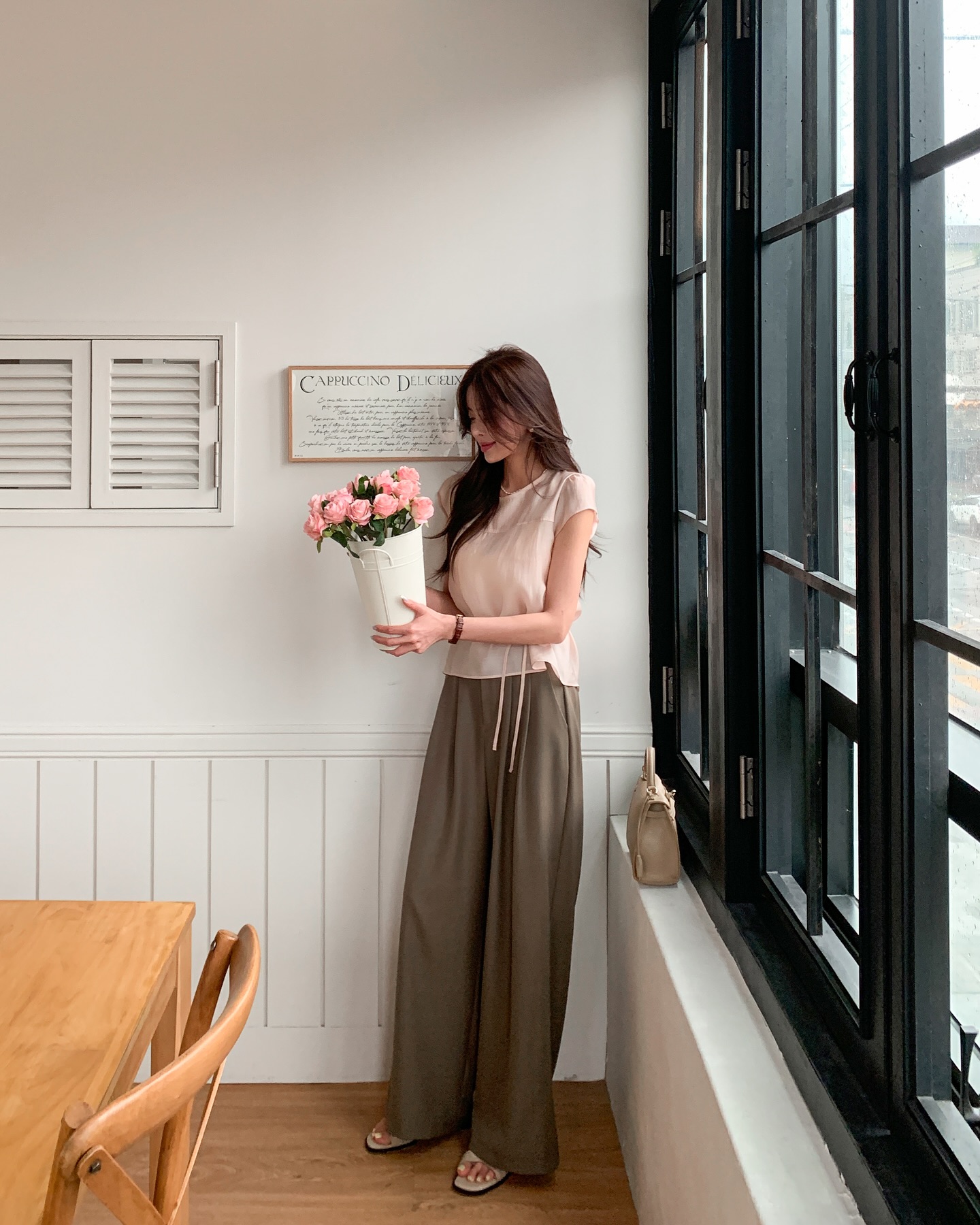 Quần dài màu trà sữa: Trẻ hơn quần đen, sang hơn quần trắng và ai cũng có thể mặc đẹp - Ảnh 4. Quần dài màu trà sữa: Trẻ hơn quần đen, sang hơn quần trắng và ai cũng có thể mặc đẹp - Ảnh 4.
