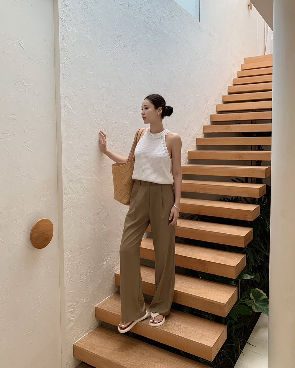 Quần dài màu trà sữa: Trẻ hơn quần đen, sang hơn quần trắng và ai cũng có thể mặc đẹp - Ảnh 2. Quần dài màu trà sữa: Trẻ hơn quần đen, sang hơn quần trắng và ai cũng có thể mặc đẹp - Ảnh 2.